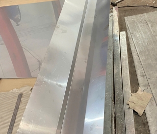 Quy Trình Chấn Máng Tấm Inox Tại Toàn Khang – Chính Xác Từng Góc, Chuẩn Từng Chi Tiết