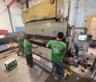 QUY TRÌNH CHẤN V INOX – CHÍNH XÁC TỪNG MILIMET, BỀN ĐẸP THEO THỜI GIAN