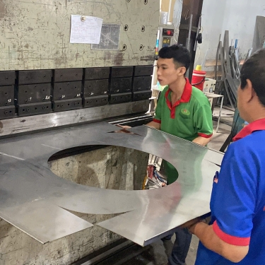 Gia công chấn – ép mí theo bản vẽ kỹ thuật tại Toàn Khang: Chuẩn xác từng chi tiết, hoàn thiện từng sản phẩm