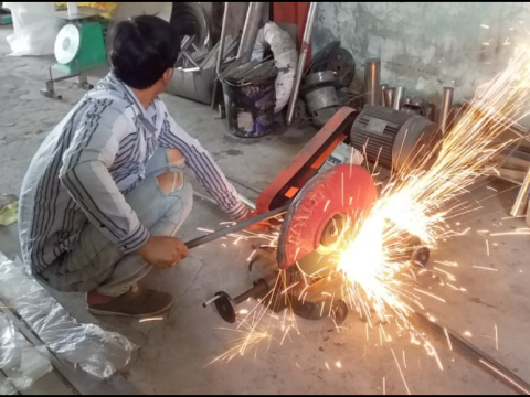 Cắt vật liệu Inox gia công