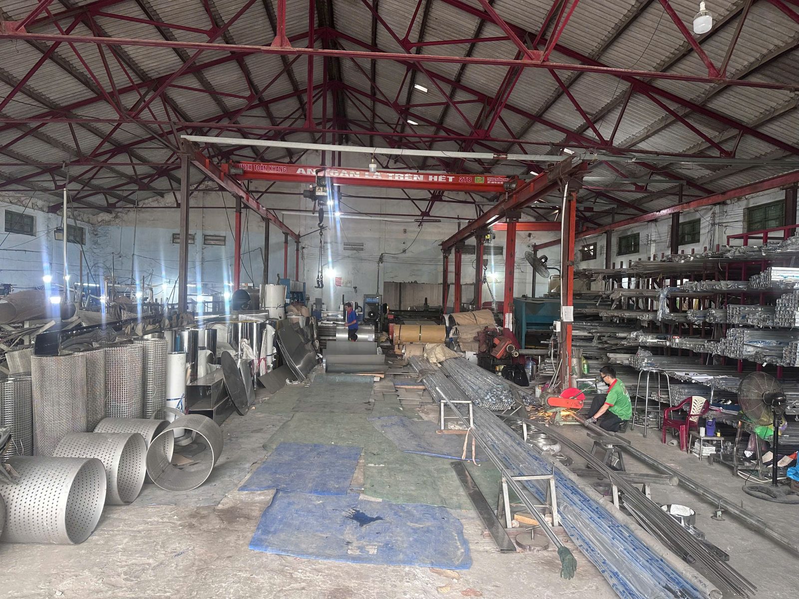 Hình ảnh lao động hằng ngày của nhân viên tại Công ty Inox Toàn Khang